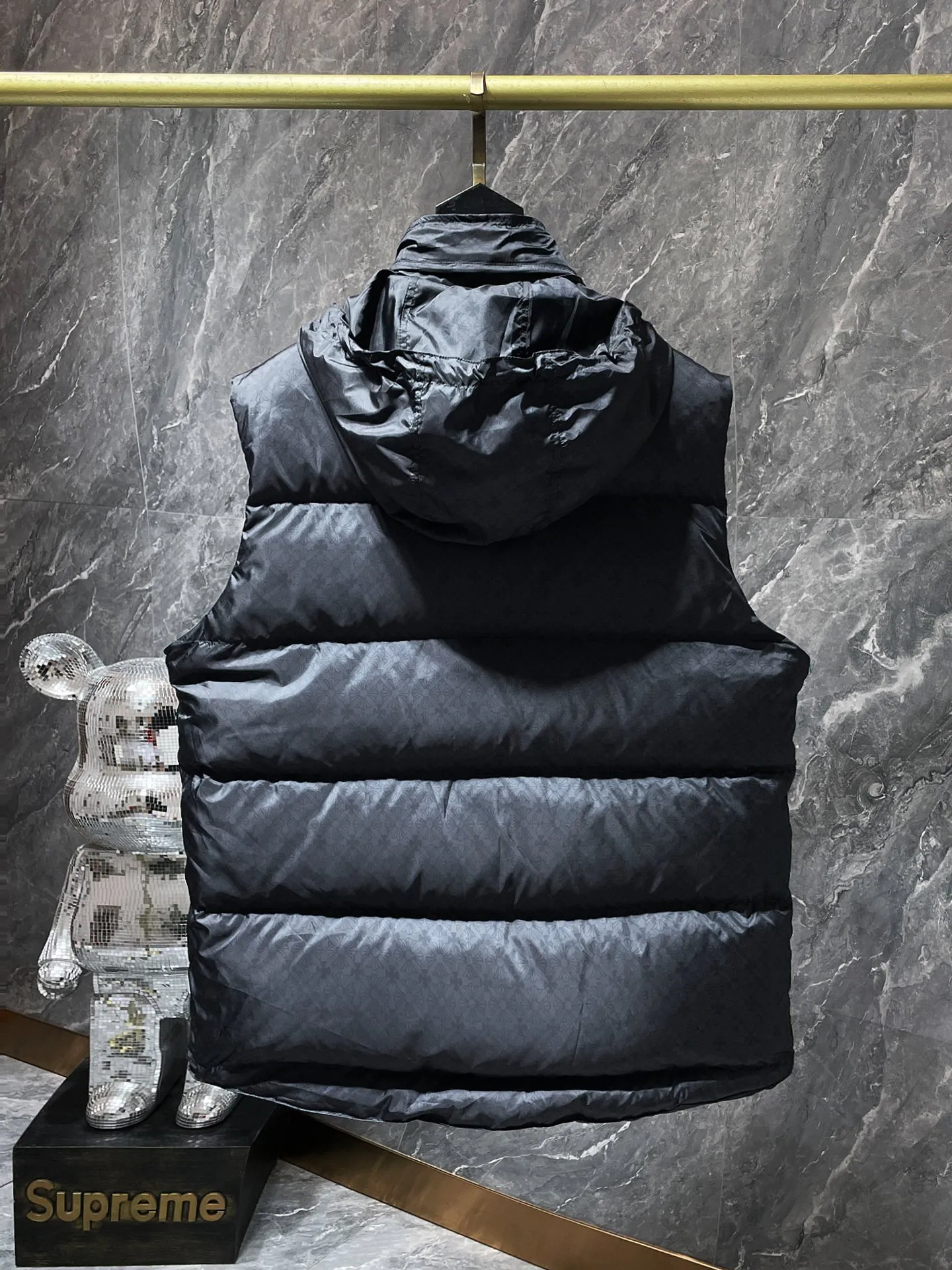 P656 Chrome Hearts ❄️Winter Down Jacket Series❄️ Chrome Hearts Dark Pattern Series Hooded Down Vest, available simultaneously at counters❤The hood is detachable! The best Guangzhou national standard 90 velvet on the market! ! The world’s highest fluffiness of 900D! ! High standard and sufficient down filling! ! Exterior windproof and waterproof dark pattern custom fabric, interior high-grade dark pattern lining fabric to prevent lint, original hardware molding, exquisite craftsmanship details, casual or formal wear ✨ slim fit and not bloated Recommended color: Customized dark pattern flower series Code number: S, M, L, XL